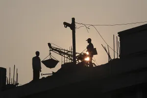 Evening Sun Setting Drucke: Workers doing construction work against setting sun