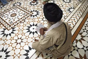 Indian Traditional Costume Drucke: Sikh devotee reading holy scriptures Nanded