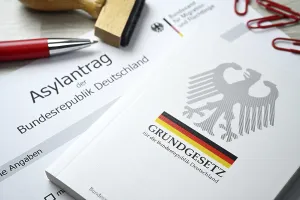 Refugee Crisis Europe Drucke: Asylum application and Basic Law