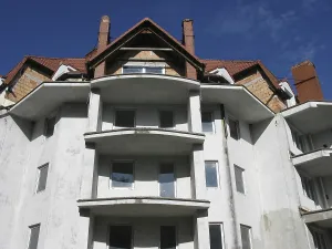 Brick Building Exterior View Drucke: Shell construction
