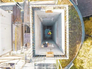 Black Forest Building Site Drucke: Two construction workers working inside a tower
