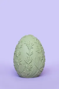 Easter Egg Design Drucke: Single green Easter egg with leaf pattern on purple background