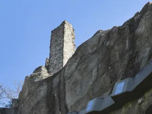 Blick auf die Ruinen des Drachenfels-Schlosses in Königswinter.