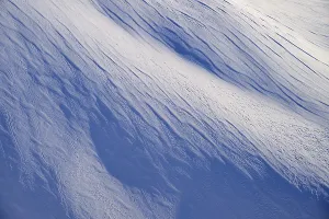 Snow Covered Alpine Landscape Drucke: Snow surface with shadow pattern