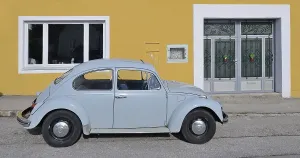 Vintage Car Parking Drucke: Old VW Beetle, Triestingtal, Lower Austria, Austria, Europe