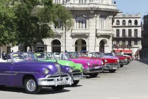 Uninhabited Caribbean Island Drucke: Oldtimer, taxis from the front in a row