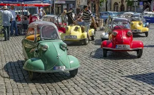 Deserted Roadway Scene Drucke: Oldtimer Messerschmitt KR 175 microcar