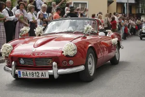 Vintage Car Parade Drucke: Classic car decorated with daffodils
