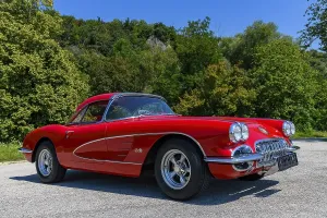 Deserted Roadway Scene Drucke: Oldtimer Chevrolet Corvette C1