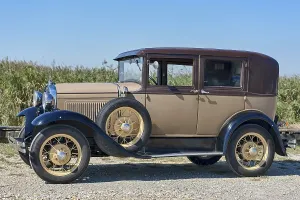 Deserted Dirt Track Drucke: Oldtimer Ford A, built in 1930
