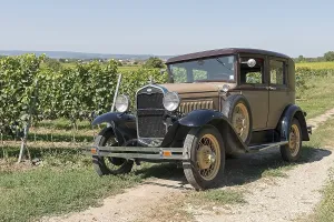 Empty Rural Road Drucke: Oldtimer Ford A, built in 1930