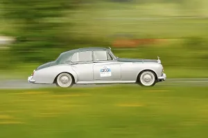 Deserted Roadway Scene Drucke: Rolls-Royce Silver Cloud 3 in the rain
