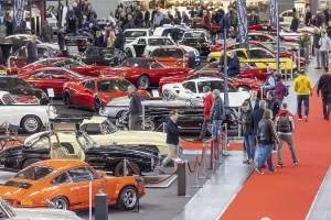 Historic Passenger Cars Drucke: Retro Classics car show opens in Stuttgart