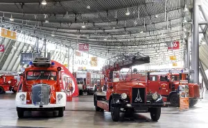 Historic Fire Engines Drucke: Retro Classics car show opens in Stuttgart