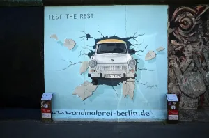 Berlin Wall Art Drucke: Birgit Kinder, Trabbi, Trabant (Test the Rest)