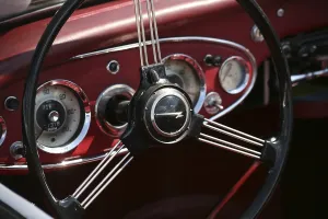 Vintage Airplane Cockpit Drucke: In a classic car