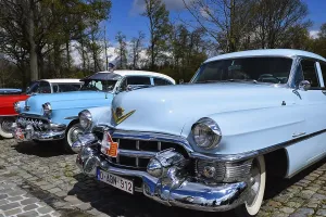 Nahaufnahme der Vorderseite eines Oldtimers.