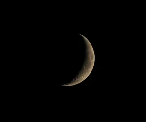 Deserted Lunar Landscape Drucke: Crescent moon