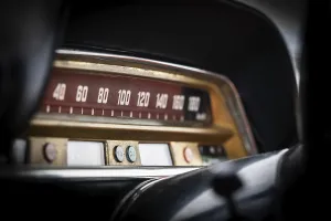 Vintage Swedish Cars Drucke: Dashboard with speed indicator