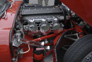 Retro Motor Vehicles Drucke: Engine compartment of a Jaguar E Tpye 4