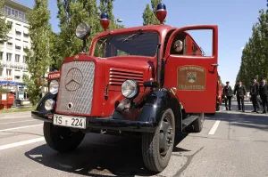 Vintage Fire Engine Drucke: Fire brigade nostalgia, old fire engine