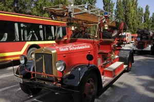 Vintage Fire Engine Drucke: Fire brigade nostalgia, old fire engine