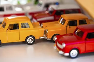 Vintage German Cars Drucke: Mini Trabants in different colours