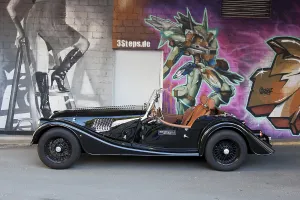 Morgan Plus 4 Drucke: Morgan Plus 4 in front of Graffiti