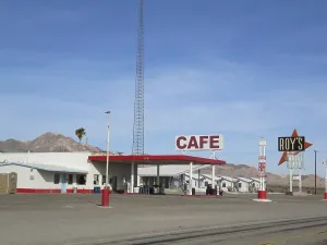 Deserted Gas Station Drucke: Roys cafe