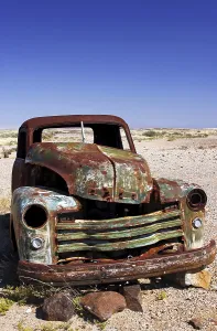 Scrap Metal Trade Drucke: Rusty car on the road
