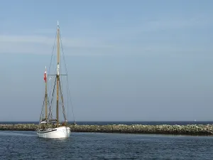 Deserted Sailboat Harbor Drucke: Sailing cutter