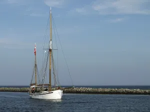 Deserted Harbor Entrance Drucke: Sailing cutter