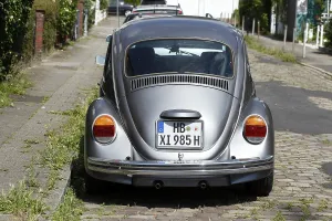 Gerahmter Druck : Silberne VW Käfer auf der Straße parkiert.