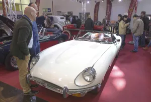 Classic Jaguar E Type Drucke: Visitors to Techno Classica take a look at a Jaguar E Type