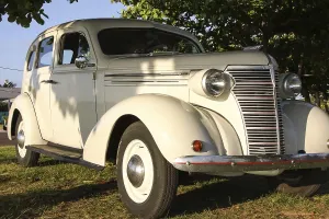 Historic Vehicle Images Drucke: White Oldtimer in the evening sun