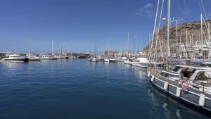 PUERTO DE MOGAN, GRAN CANARIA, KANAREN - 7. MÄRZ : Ansicht der Marina in Puerto de Mogan Gran Canaria am 7. März