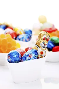 Easter Egg Tradition Drucke: Colourful easter eggs and easter bunny