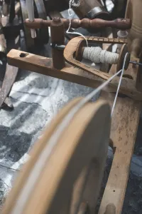 Traditional Crafts Drucke: Manual processing of wool