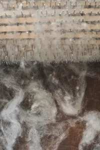 Artisan Craftsmanship Drucke: Manual processing of wool