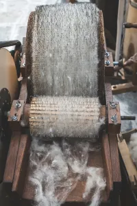 Handcrafted Goods Drucke: Manual processing of wool