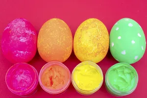 Traditional Easter Meal Setup Drucke: Multi-colored Easter eggs