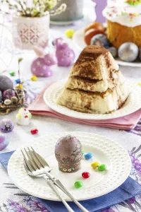 Christian Easter Celebration Drucke: Table setting. Easter table with Easter eggs and easter orthodox sweet bread