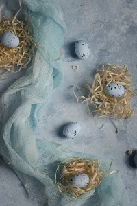 Colorful Easter Egg Display Drucke: Top view bunch easter eggs table