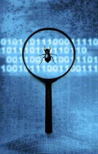 Drucke von Bugsichter und Computercode, Konzept zur Identifizierung von Computernfehlern Verwandte Bilder Drucke: Werkzeugmagnifizierung und Computercode.
