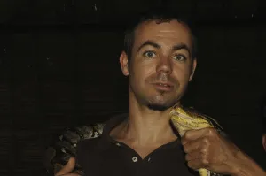 Drucke von Mann mit Reticulata-Python (Reticulata-Python) Netzpython Drucke: Mann mit retikuliertem Python (Reticulated python)