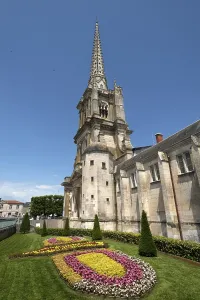 Drucke von Dom Notre Dame de l'Assomption, der Turm stammt aus dem 19. Jahrhundert, Luçon, Vendée, Frankreich Dom Notre Dame de l'Assomption, der Turm stammt aus dem 19 Vendee Drucke: Dom Notre Dame de l'Assomption