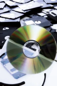 Data Storage Solutions Drucke: A CD, floppy disk in background
