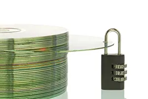 Data Theft Prevention Drucke: CD stack with a CD and a padlock