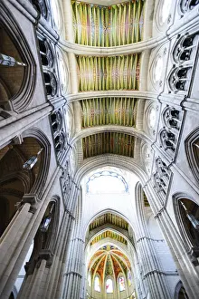 Stained Glass Window Art Drucke: Ceiling and Interior view of Almudena cathedral