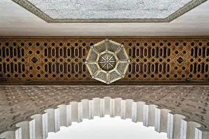 Drucke von Detail des Deckengewölbes mit Lampe, Arabeske, Ornamente im Eingangsbereich, Blick von unten, Mausoleum in Rabat, Rabat-Sale-Kenitra, Marokko Detail des Deckengewölbes mit Lampe, Arabeske Rabat Drucke: Detail des Deckengewölbes mit Lampe.